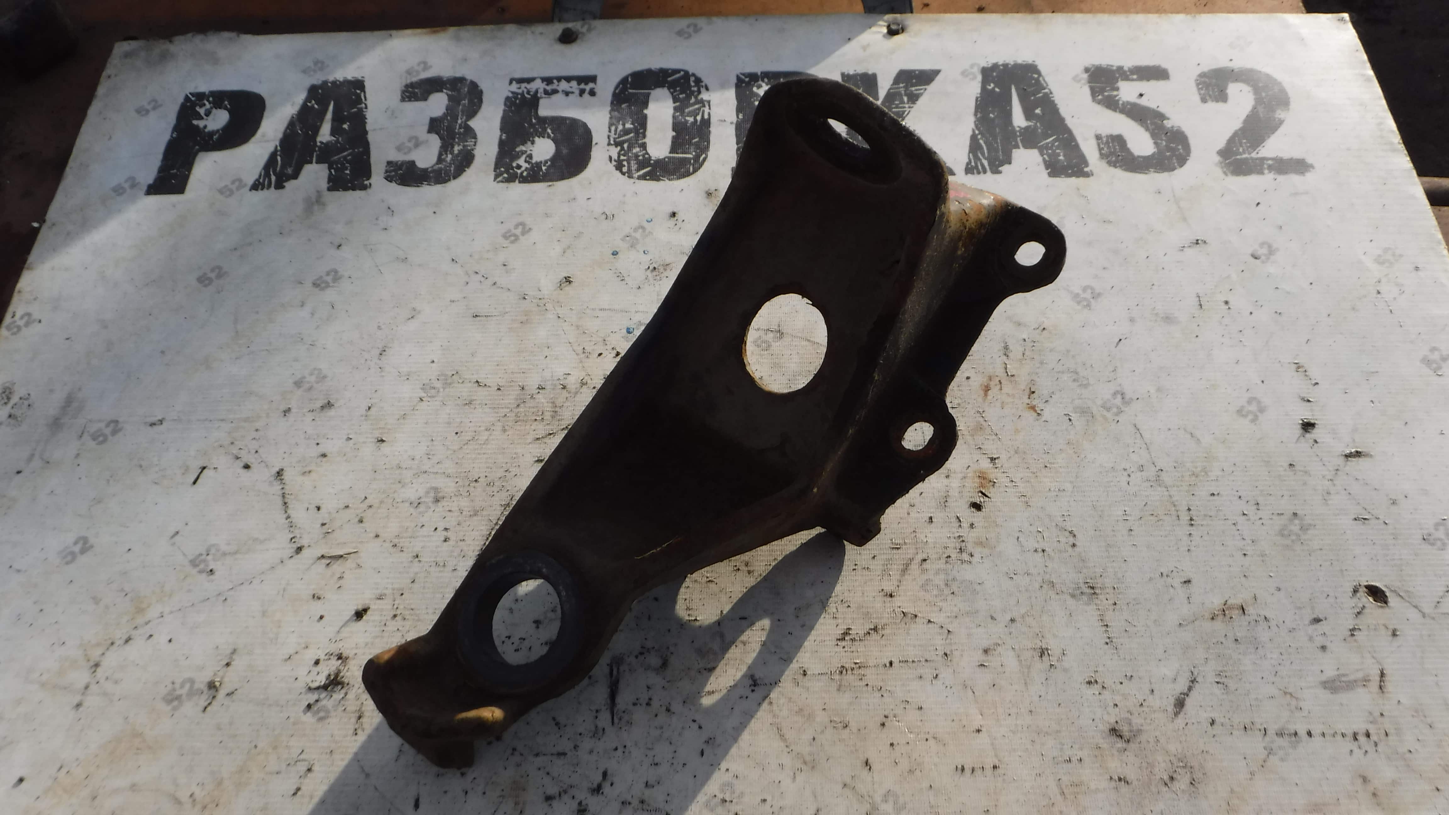 Кронштейн торсиона правый Ман Man F2000 81417203092